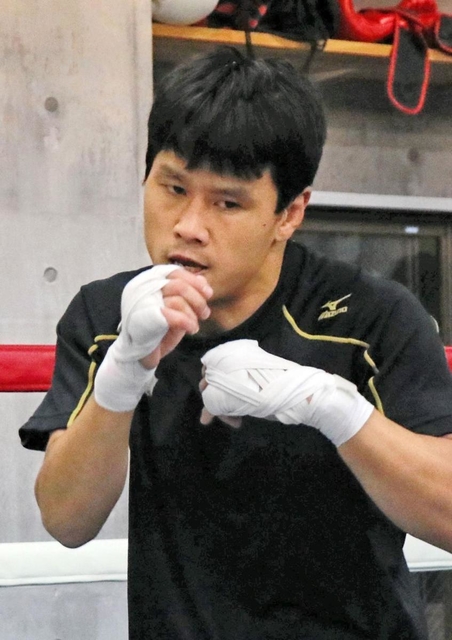 復帰戦に再始動し、シャドーボクシングで汗を流す大場浩平＝１０月６日、神戸市垂水区のサンライズジム