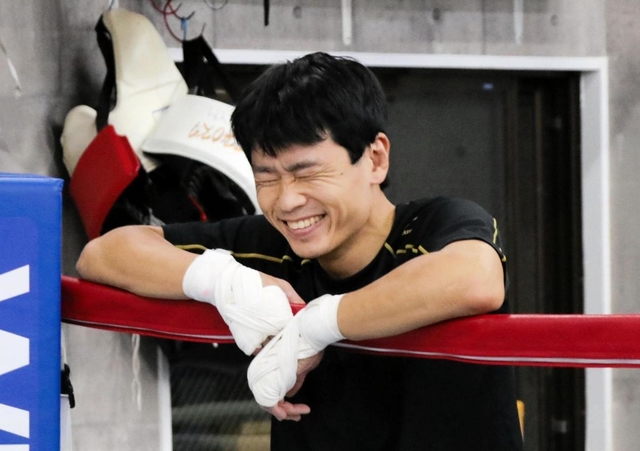 復帰戦後に再始動し、笑顔を見せる大場浩平＝１０月６日、神戸市垂水区のサンライズジム