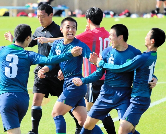 神戸朝鮮-報徳　後半、追加点を決め、チームメートと喜ぶ報徳のＭＦ尾山（右から２人目）＝アスパ五色（撮影・山本哲志）