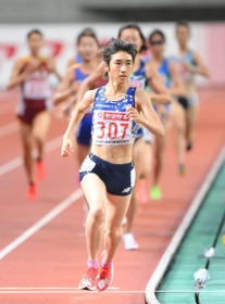 女子１５００メートル決勝　先頭を走る田中希実＝デンカビッグスワンスタジアム（撮影・堀内翔）