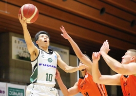 愛媛-西宮　第３クオーター、シュートを放つ西宮・渡辺（左）（Ｃ）B.LEAGUE