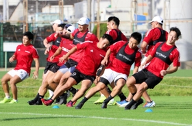 走り込みのメニューに挑んだ神戸製鋼の選手たち＝神戸市東灘区御影浜町４、神鋼灘浜グラウンド