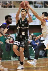 Ｂ２西宮-名古屋　第２クオーター、シュートを放つ西宮の渡辺翔太（中央）＝西宮市立中央体育館（撮影・斎藤雅志）