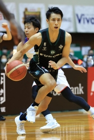 Ｂ２西宮-名古屋　第２クオーター、ドリブルで突進する西宮の渡辺翔太＝西宮市立中央体育館（撮影・斎藤雅志）