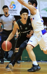 Ｂ２西宮-名古屋　第２クオーター、ドリブルで突進する西宮の今野翔太＝西宮市立中央体育館（撮影・斎藤雅志）