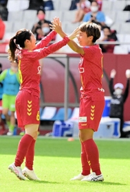 前半、先制点を決めて喜ぶＩＮＡＣ神戸の田中（右）＝神戸市兵庫区、ノエビアスタジアム神戸（撮影・中西幸大）