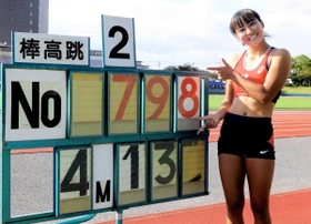 女子棒高跳びで４メートル１３の日本高校記録を樹立し、笑顔でポーズをとる明石商高の古林愛理