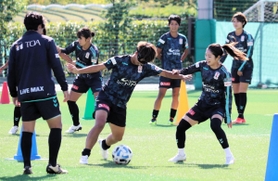 フェースガードを着けて練習するＩＮＡＣ神戸の田中（中央）