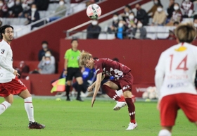 神戸-鹿島　前半、ゴール前へパスを出す神戸・古橋＝ノエビアスタジアム神戸（撮影・鈴木雅之）