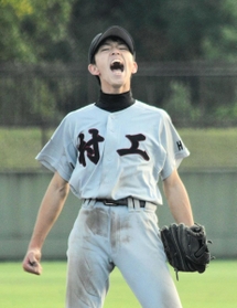 飾磨工－村野工　最後の打者を三振に切って取り、マウンドで雄たけびを上げる村野工の田中斗
