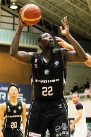 西宮-福島　第１クオーター、初出場の西宮・ムボジがシュートを決める（Ｃ）B.LEAGUE