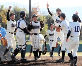 初優勝を決め、マウンドで歓喜に沸く野々池ナイン