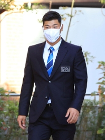 ドラフト会議を前に記者会見場に向かう近大の佐藤輝明選手＝２６日午後、大阪府東大阪市小若江３、近畿大学東大阪キャンパス（撮影・斎藤雅志）