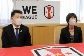 ＩＮＡＣ神戸の印象について語るＷＥリーグの岡島喜久子チェア（右）と、ＩＮＡＣ神戸の安本卓史社長