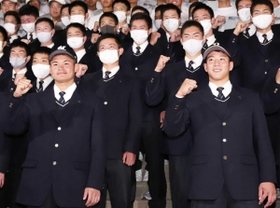 チームメートとガッツポーズする明石商高の中森俊介投手（手前左）と来田涼斗外野手（同右）＝２６日午後、明石市魚住町長坂寺（撮影・吉田敦史）