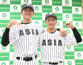 巨人１位指名の亜大・平内龍太投手（左）と広島６位指名の矢野雅哉内野手＝２６日、東京都武蔵野市（撮影・伊藤笙子）