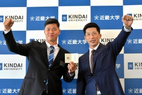 阪神の矢野燿大監督（右）と“矢野ガッツ”で記念撮影する近大の佐藤輝明内野手＝２７日午後、大阪府東大阪市の近畿大学