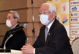 大会延期について会見する組織委員会会長の井戸敏三兵庫県知事（右）と松本正義・関西経済連合会会長＝２８日午前、大阪市北区（撮影・斎藤雅志）