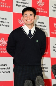 指名あいさつを受け、笑顔で取材対応する明石商の中森俊介投手＝明石市の同校（撮影・中西幸大）