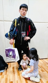 復帰戦で敗れた後、報道陣の取材に応じる大場浩平。足元には２人の娘＝９月２６日、神戸市立中央体育館