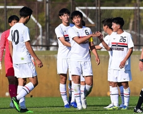 芦屋学園-滝川第二　芦屋学園に快勝した滝川第二イレブン＝アスパ五色（撮影・秋山亮太）