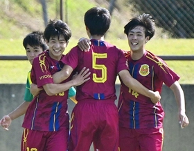 小野-神戸弘陵　前半、先制点を喜び合う神戸弘陵イレブン＝アスパ五色（撮影・秋山亮太）