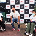 車いす利用者とともに記念撮影に納まるイニエスタ選手（中央）＝神戸市東灘区向洋町中８