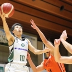 愛媛-西宮　第３クオーター、シュートを放つ西宮・渡辺（左）（Ｃ）B.LEAGUE