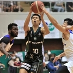 Ｂ２西宮-名古屋　第２クオーター、シュートを放つ西宮の渡辺翔太（中央）＝西宮市立中央体育館（撮影・斎藤雅志）