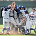 ３季ぶりの優勝を決め、マウンドに集まる関西国際大ナイン
