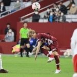 神戸-鹿島　前半、ゴール前へパスを出す神戸・古橋＝ノエビアスタジアム神戸（撮影・鈴木雅之）