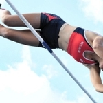 女子棒高跳び決勝　４メートル００を跳び、優勝した明石商の古林愛理（撮影・後藤亮平）