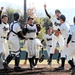 初優勝を決め、マウンドで歓喜に沸く野々池ナイン