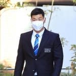 ドラフト会議を前に記者会見場に向かう近大の佐藤輝明選手＝２６日午後、大阪府東大阪市小若江３、近畿大学東大阪キャンパス（撮影・斎藤雅志）