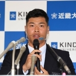 ４球団から１位指名されて阪神との交渉が決まり、会見で意気込みを話す佐藤輝明さん＝２６日午後、大阪府東大阪市小若江３、近畿大学東大阪キャンパス（撮影・斎藤雅志）