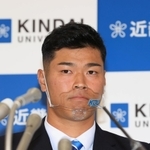 ４球団から１位指名されて阪神との交渉が決まり、表情を引き締める佐藤輝明さん＝２６日午後、大阪府東大阪市小若江３、近畿大学東大阪キャンパス（撮影・斎藤雅志）