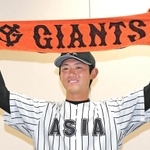 巨人から１位指名され、チームメイトから祝福される亜細亜大・平内龍太（中央）＝東京・武蔵境の亜細亜大学ＰＬＡＺＡホール（撮影・伊藤笙子）