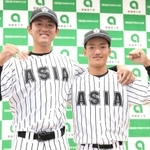 巨人１位指名の亜大・平内龍太投手（左）と広島６位指名の矢野雅哉内野手＝２６日、東京都武蔵野市（撮影・伊藤笙子）
