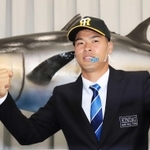 阪神が交渉権を獲得した佐藤輝明内野手。「近大マグロ」のレプリカの前でガッツポーズをする＝２６日、大阪府東大阪市（撮影・斎藤雅志）