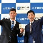 阪神の矢野燿大監督（右）と“矢野ガッツ”で記念撮影する近大の佐藤輝明内野手＝２７日午後、大阪府東大阪市の近畿大学
