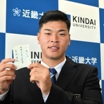 近大の佐藤輝明内野手が阪神・矢野燿大監督から受け取った交渉権獲得カードには「一途一心」のメッセージ＝２７日午後、大阪府東大阪市の近畿大学