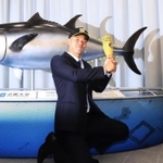 「近大マグロ」のレプリカを背にポーズをとる佐藤輝明内野手。プロ野球でもスポットライトを浴びるような活躍が期待される＝２６日午後、大阪府東大阪市