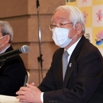 大会延期について会見する組織委員会会長の井戸敏三兵庫県知事（右）と松本正義・関西経済連合会会長＝２８日午前、大阪市北区（撮影・斎藤雅志）