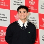 指名あいさつを受け、笑顔で取材対応する明石商の中森俊介投手＝明石市の同校（撮影・中西幸大）