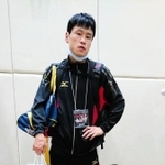 復帰戦で敗れた後、報道陣の取材に応じる大場浩平。足元には２人の娘＝９月２６日、神戸市立中央体育館