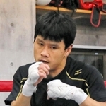 復帰戦に再始動し、シャドーボクシングで汗を流す大場浩平＝１０月６日、神戸市垂水区のサンライズジム