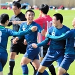 神戸朝鮮-報徳　後半、追加点を決め、チームメートと喜ぶ報徳のＭＦ尾山（右から２人目）＝アスパ五色（撮影・山本哲志）