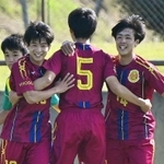 小野-神戸弘陵　前半、先制点を喜び合う神戸弘陵イレブン＝アスパ五色（撮影・秋山亮太）