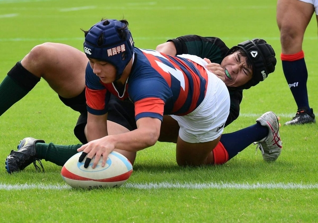 関学-星陵　後半、トライを決める関学の高見＝神戸市須磨区、ユニバー記念競技場（撮影・秋山亮太）