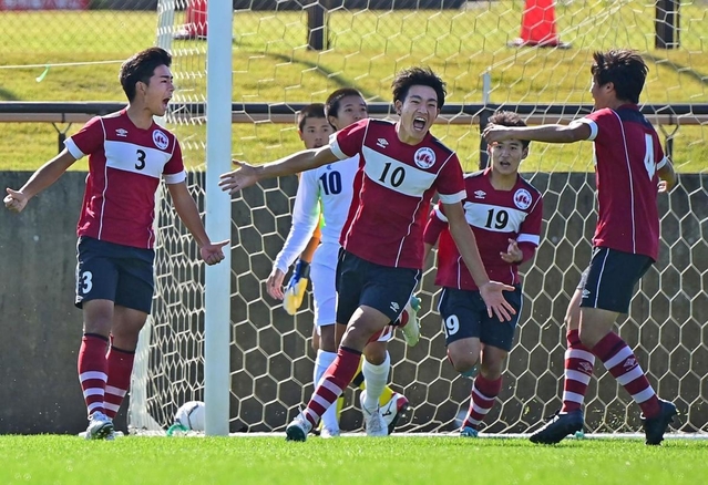 三田学園-報徳　前半、先制ゴールに喜びを爆発させる永井（３）や長野（10）ら三田学園イレブン（撮影・秋山亮太）